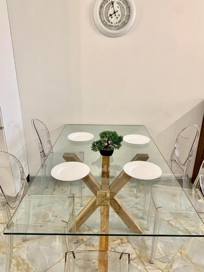 4-room jacuzzi apartment Lviv Buitenkant foto