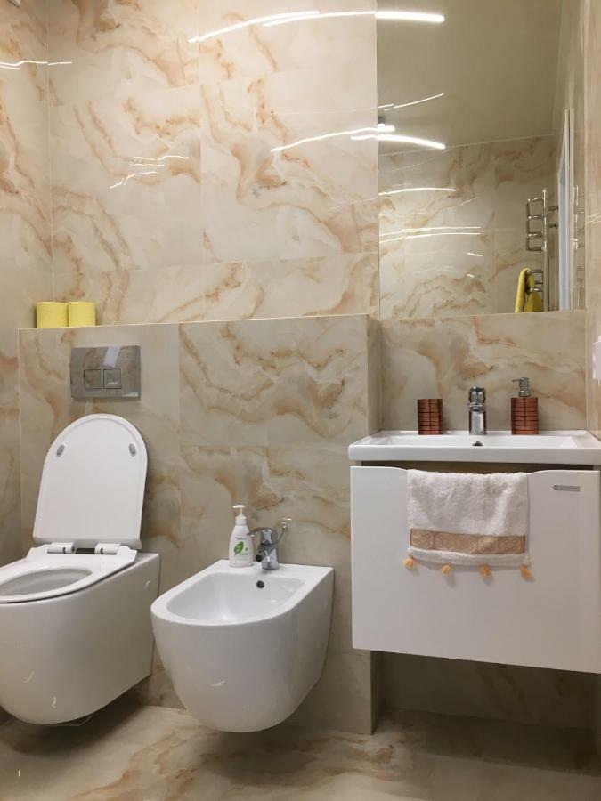 4-room jacuzzi apartment Lviv Buitenkant foto